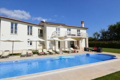 A classic beautiful villa with a sea view 3
