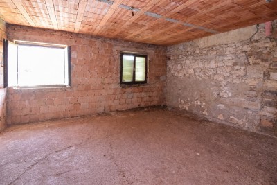 Investicijska prilika: kuća s građevinskim zemljištem za izgradnju 7 stanova, svega 700 m od mora 33