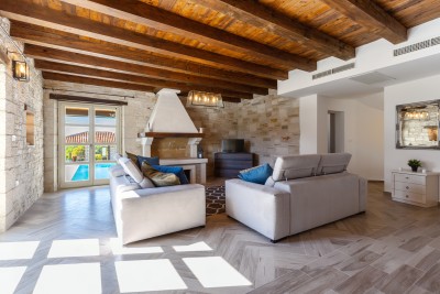 A stone villa with a pool in the traditional Istrian style 9