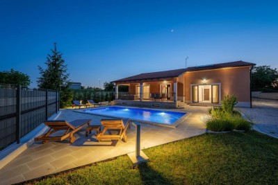 Interesting one-story house with swimming pool, Jacuzzi and sauna in the vicinity of Poreč