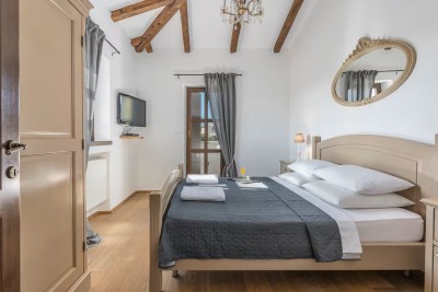 Kamena vila sa bazenom i velikim dvorištem 19