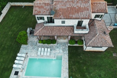 Mediteranska vila s prostranim vrtom i bazenom 3