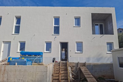 Kuća u nizu na odličnoj lokaciji s dvorištem i pogledom na more 4