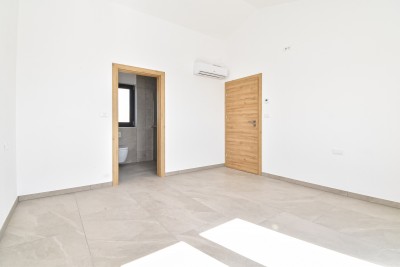 Mediteranska kamena vila s panoramskim pogledom i prostranim dvorištem 30