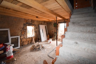 Obnovljena kamnita hiša z dvoriščem v okolici Poreča - v fazi gradnje 5