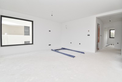 Luksuzan stan na 1. katu s prostranom natkrivenom terasom – mirna lokacija, 3 km od mora 8