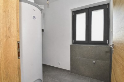 Mediteranska kamena vila s panoramskim pogledom i prostranim dvorištem 14