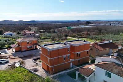 Nov stan prizemlje 200 m2 dvorišta 7