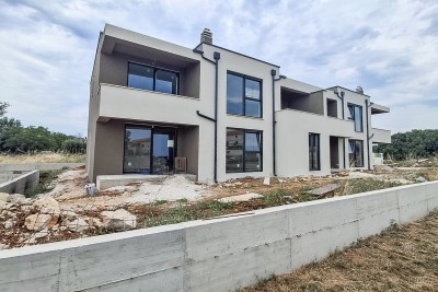 Apartment im 1. Stock mit drei Schlafzimmern, eigenem Garten und Gemeinschaftspool - in Bau