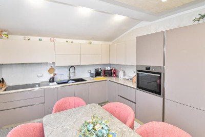 Ekskluzivna kuća na osami s bazenom i prostranom okućnicom 12