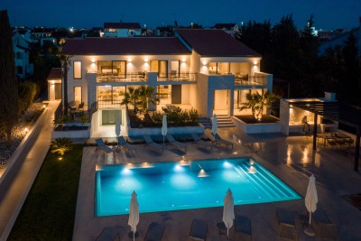 Luxurious comfortable villa with pool and sea view near the city 3