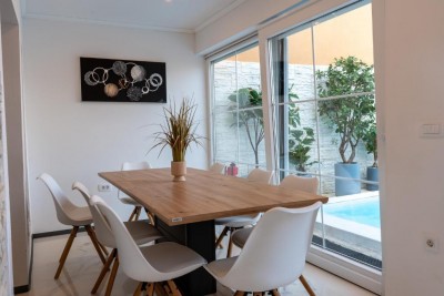 Renovirana kuća s bazenom u mirnom okruženju 5