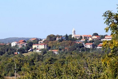 A spacious building plot in a very quiet location 12 km from Poreč