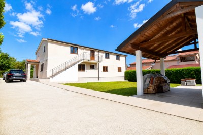 Poreč nei dintorni – ampia casa con 3 appartamenti, grande giardino e potenziale per piscina 11