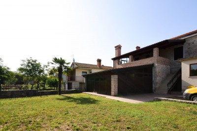 OPPORTUNITÀ! Casa in pietra d'Istria con 2 appartamenti, cortile e vista mare