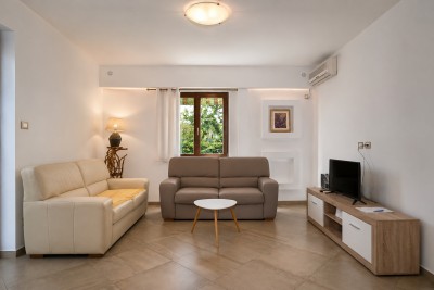 Novigrad, 300 m from the sea – Ground-floor apartment with two residential units