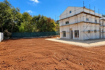 Kuća u nizu s pogledom na more i prostranom okućnicom od cca. 400 m² 2