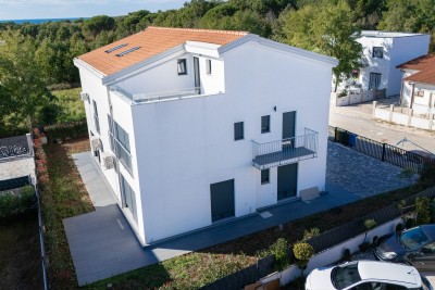 Prostrana dvojna kuća u mirnom naselju blizu Poreča
