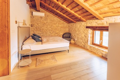 Novigrad okolica, unikatna kamena vila s bazenom 12