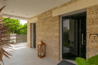 Luksuzna samostojeća vila s bazenom, wellness prostorom i uređenom okućnicom 48