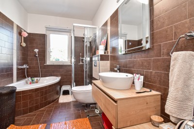 Ekskluzivna kuća – oaza mira s bazenom i garažom 30