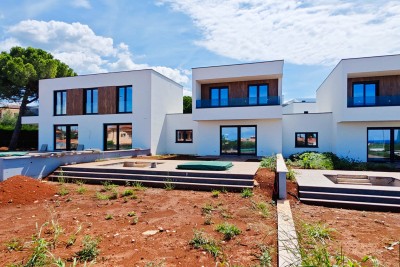 Kvalitetna nova hiša s pogledom na morje v bližini centra mesta in plaže 2