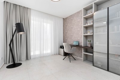 Moderna prizemnica s bazenom i prostranom uređenom okućnicom 25