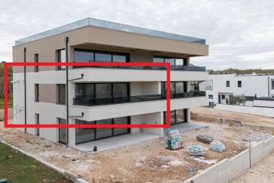 Luksuzan stan na 1. katu s prostranom natkrivenom terasom – mirna lokacija, 3 km od mora