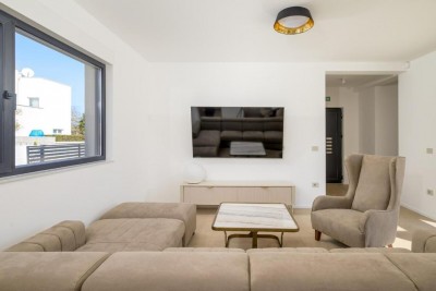 Luksuzna vila s grijanim bazenom, wellness sadržajem i uređenom okućnicom 8