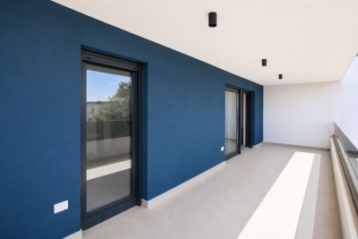 NOVIGRAD – moderan stan s krovnom terasom i pogledom na more 11