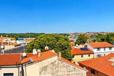 NOVIGRAD, CENTAR – Prostran stan s pogledom na more i marinu, samo 10 m od mora! 13