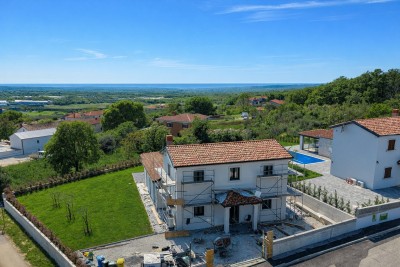 Mediteranska kamena vila s panoramskim pogledom i prostranim dvorištem 4