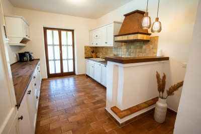 Šarmantna istarska vila s bazenom i uređenim vrtom 8
