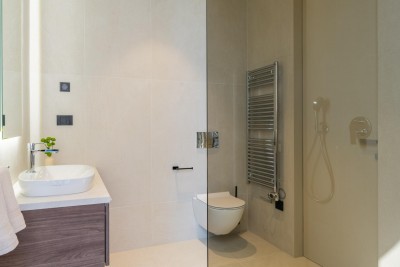 Moderna luksuzna vila s bazenom i panoramskim pogledom na more 36