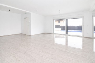 Luksuzan stan u prizemlju s bazenom, 700m od mora i marine 8