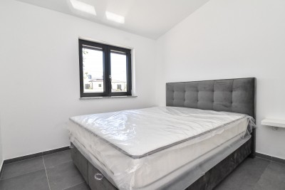 Moderna prizemnica s grijanim bazenom i uređenim dvorištem 19