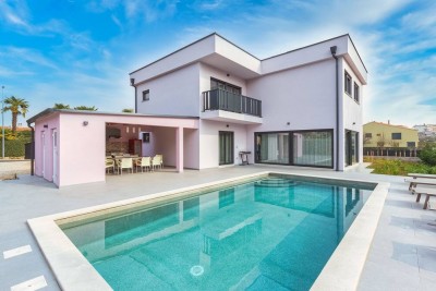 Modern spacious house with a swimming pool 800 m from the sea 1