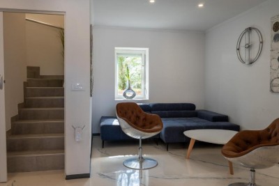 Renovirana kuća s bazenom u mirnom okruženju 12