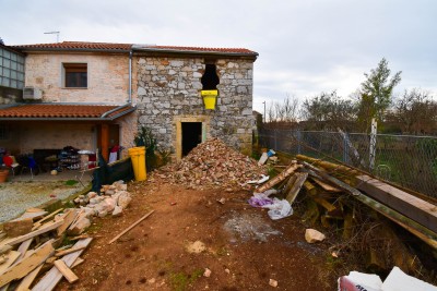 Obnovljena kamnita hiša z dvoriščem v okolici Poreča - v fazi gradnje