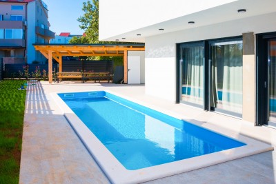 Moderna luksuzna vila z bazenom in 8 spalnicami v bližini morja