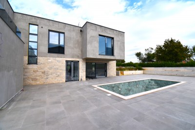 Modern villa with garage and swimming pool 3