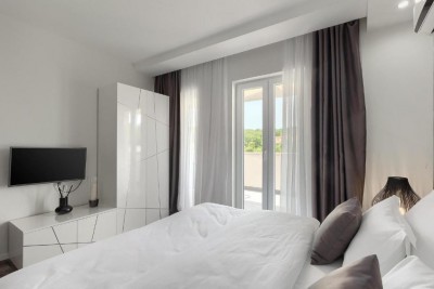 Luksuzna samostojeća vila s bazenom, wellness prostorom i uređenom okućnicom 18