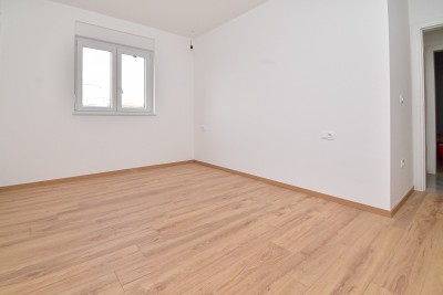 Luksuzan stan u prizemlju s bazenom, 700m od mora i marine 12