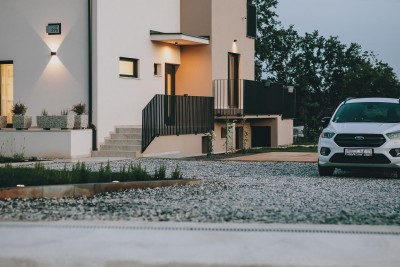 Una casa con piscina in un ambiente tranquillo 30