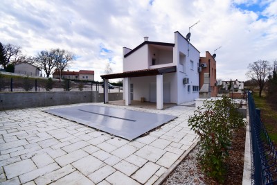 Moderna hiša dvojček z bazenom v okolici Poreča