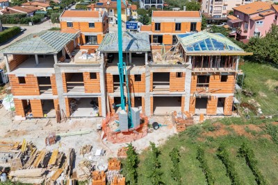 Mediterranes Endreihenhaus mit Garten – ruhige Lage, 2 km vom Meer und dem Zentrum von Poreč entfernt - in Bau 17