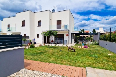 Moderna casa a schiera completamente attrezzata con cortile 2