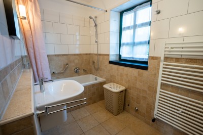 Mediteranska vila s prostranim vrtom i bazenom 24
