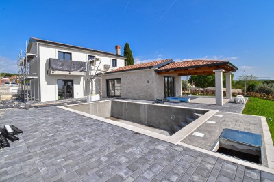 Mediteranska kamena vila s panoramskim pogledom i prostranim dvorištem