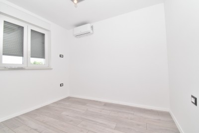 Trosoban stan na 1. katu moderne zgrade – 5 min od Poreča, terasa, parking 10